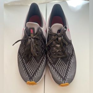 Nike Womens Zoom Winslow Sneakers